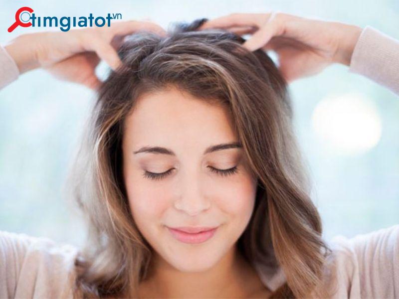 Massage da đầu để kích thích lưu thông máu và nuôi dưỡng các chân tóc