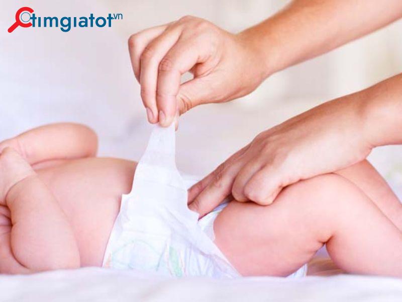 Trẻ sơ sinh dưới 1 tháng tuổi cơ chế hoạt động chưa hoàn thiện nên cần phải thay bỉm thường xuyên.