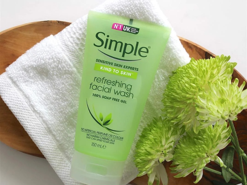 Simple Kind To Skin Refreshing Facial Wash có cấu trúc dạng gel 