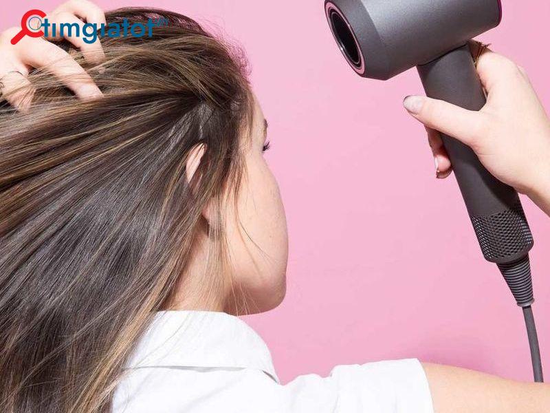 Việc sử dụng máy sấy tóc và máy uốn tóc quá thường xuyên có thể gây hư tổn cho tóc