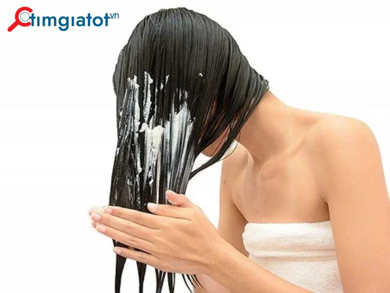 Sử dụng dầu gội dưỡng ẩm và dầu xả để mái tóc mềm mượt, giảm hư tổn.