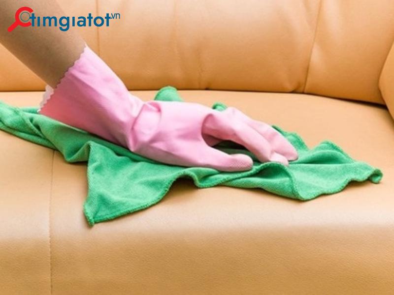 Sau khi giặt khô cần lau lại toàn bộ bề mặt sofa giúp loại bỏ các tạp chất, vi khuẩn còn sót.