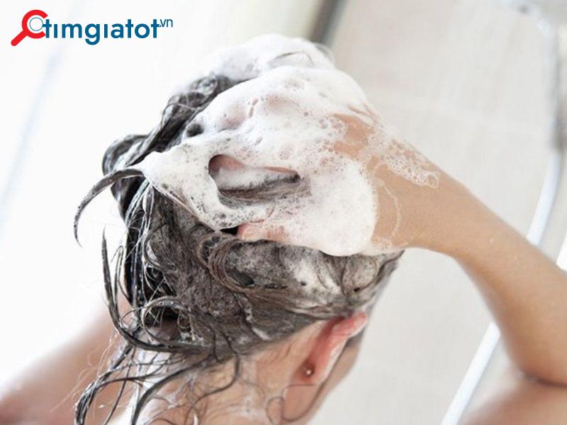 Gội đầu trước khi nhuộm tóc sẽ làm giảm độ dầu tự nhiên trên tóc.
