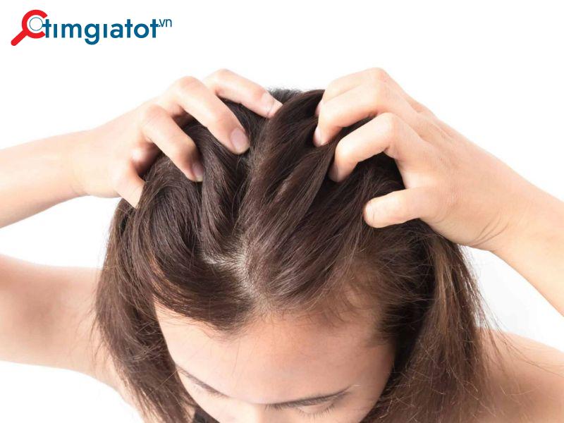 Massage da đầu là một cách để chăm sóc tóc sóng lơi hiệu quả.