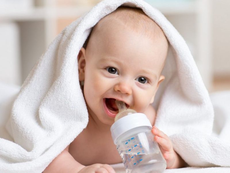 Có nên trẻ sơ sinh cần uống nước không? 