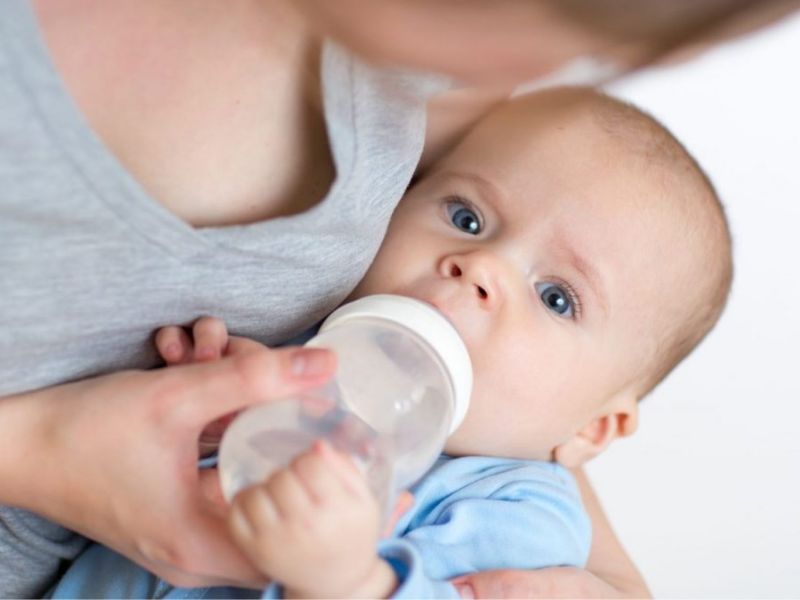 Trẻ sơ sinh trên 12 tháng tuổi uống nước