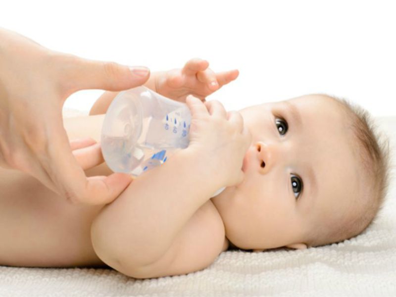 Trẻ sơ sinh nhỏ hơn 6 tháng tuổi uống nước