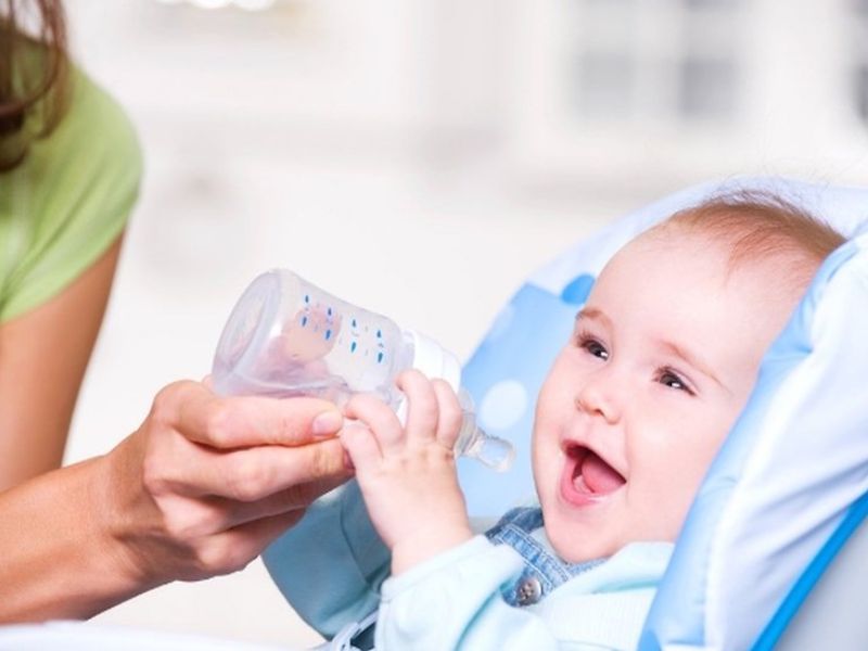Những tác hại có thể gây ra khi cho trẻ sơ sinh uống nước