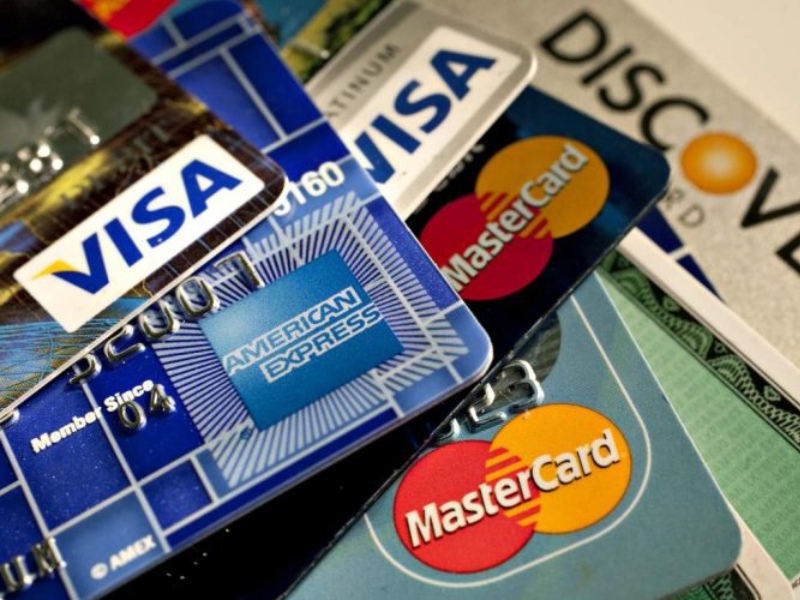 Thẻ tín dụng cho phép dùng tiền trong hạn mức mà không cần có số dư thẻ