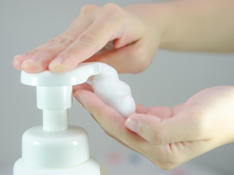 Rửa mặt bằng sữa rửa mặt là một bước chăm sóc da vô cùng quan trọng