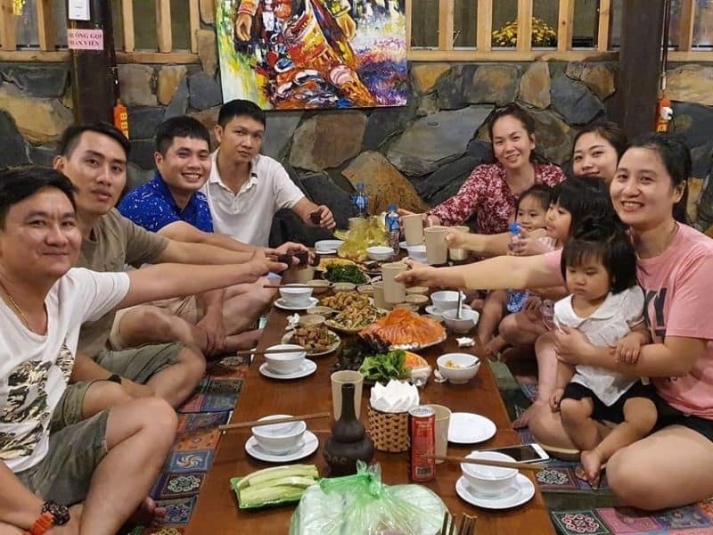 Một bữa ăn sum họp cùng gia đình ấm áp, hạnh phúc
